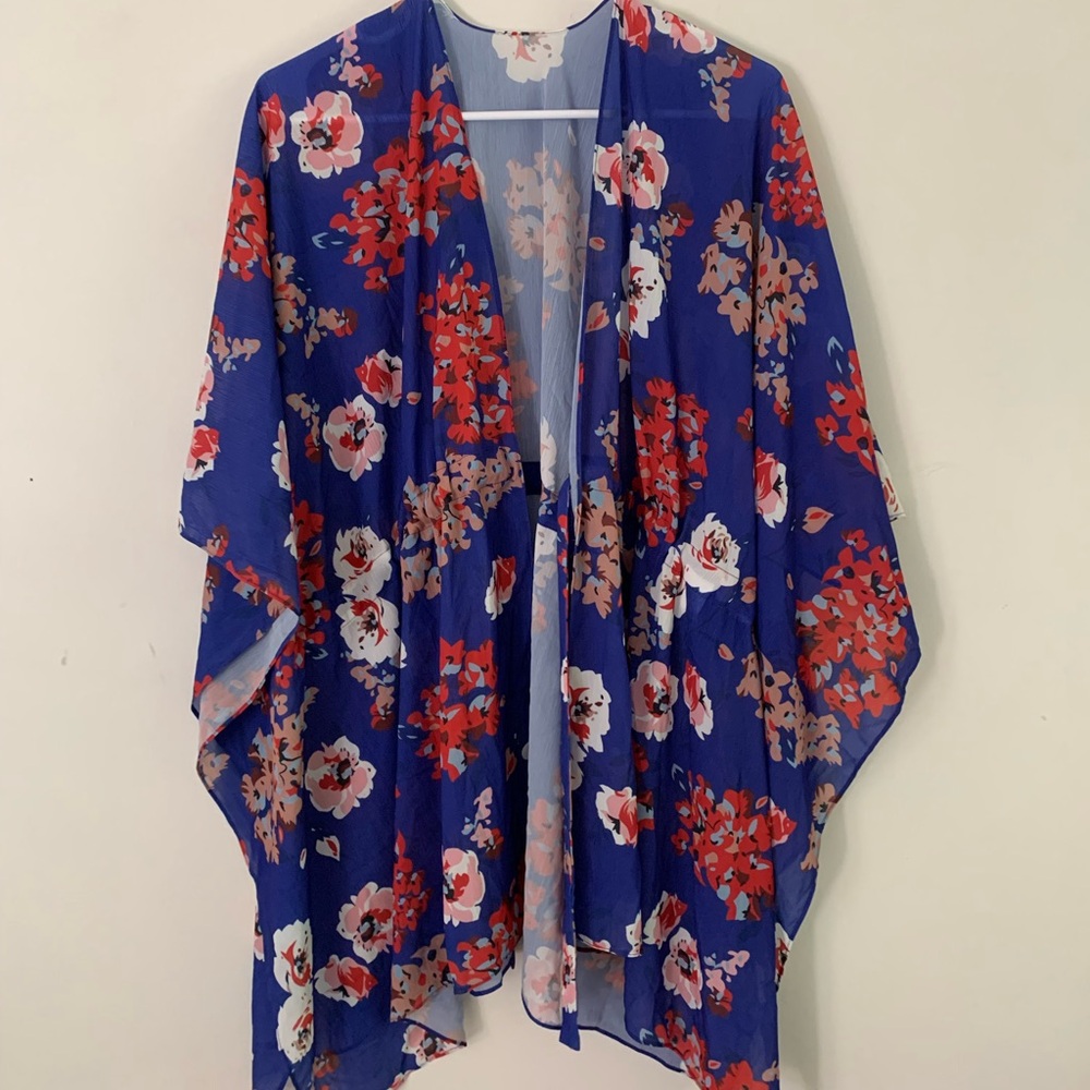 Nordstrom Rack S Floral Swim Cover Up Like New
Beautiful blue floral cover up